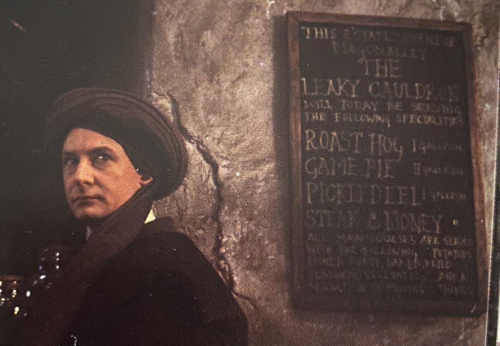 映画「ハリー・ポッターと賢者の石」のワンシーン。登場人物の一人、クィリナス・クィレルの写真。